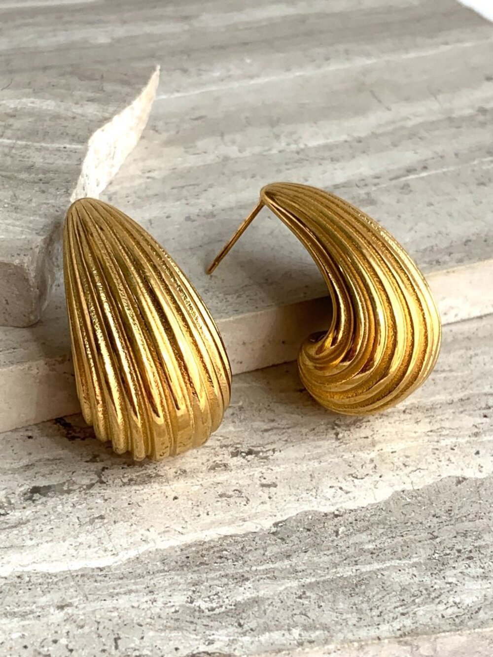 NEW Anthropologie Amber Sceats Ribbed Hoop Gold Earrings